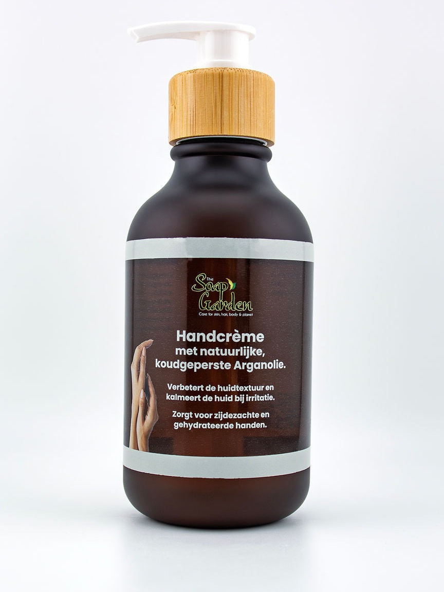 Natuurlijke handcrème met arganolie van in praktische pompfles, hydrateert en verzorgt droge, ruwe handen intensief zonder vettig laagje.